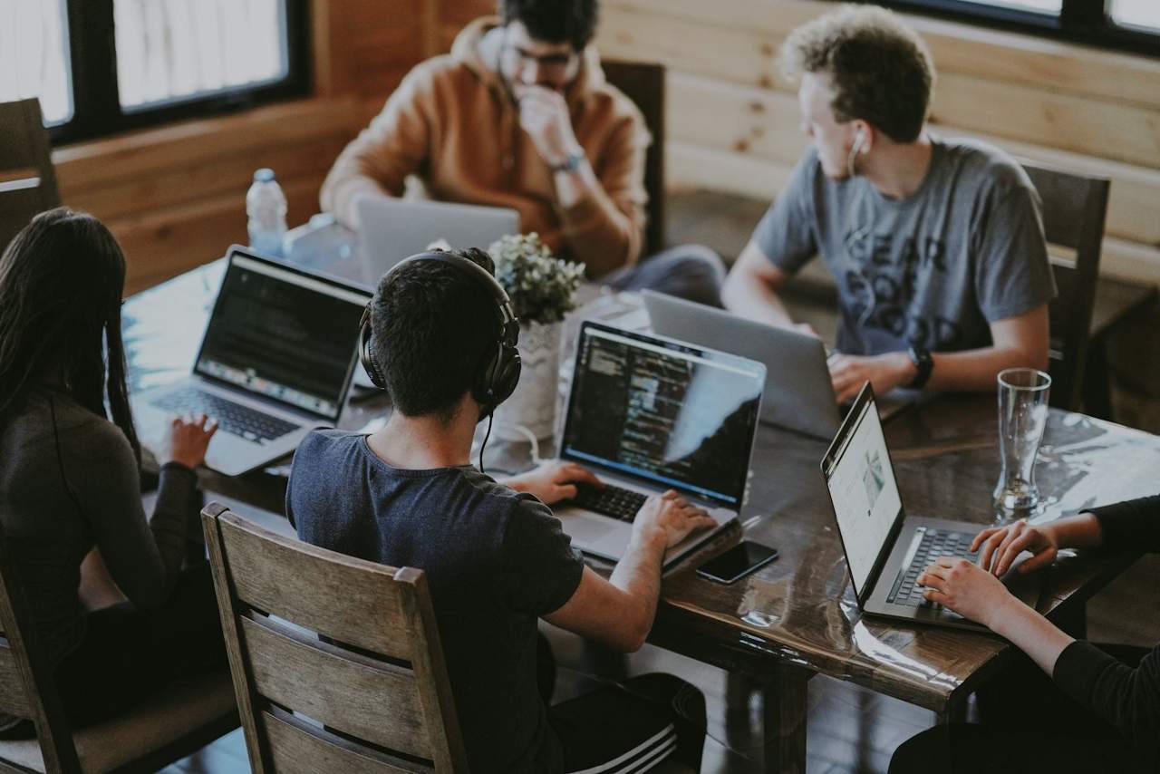 Consulenti al lavoro con un cliente